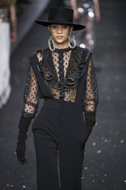 Milan, İtalya - Şubat 20: Bir model Show'da Alberta Ferretti, Milan moda hafta sonbahar/kış 2019/20 üzerinde 20 Şubat 2019, Milano, İtalya pist yürür.