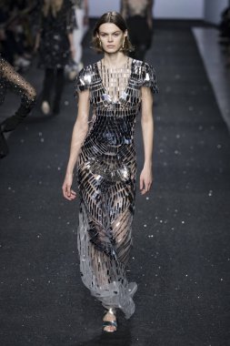 Milan, İtalya - Şubat 20: Bir model Show'da Alberta Ferretti, Milan moda hafta sonbahar/kış 2019/20 üzerinde 20 Şubat 2019, Milano, İtalya pist yürür.