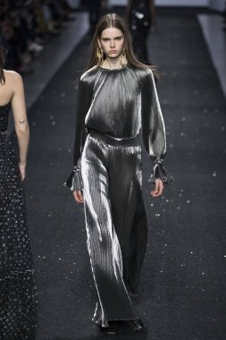 Milan, İtalya - Şubat 20: Bir model Show'da Alberta Ferretti, Milan moda hafta sonbahar/kış 2019/20 üzerinde 20 Şubat 2019, Milano, İtalya pist yürür.