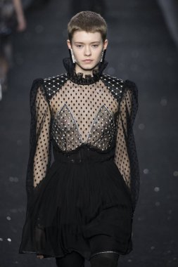 Milan, İtalya - Şubat 20: Bir model Show'da Alberta Ferretti, Milan moda hafta sonbahar/kış 2019/20 üzerinde 20 Şubat 2019, Milano, İtalya pist yürür.