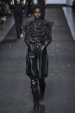 Milan, İtalya - Şubat 20: Bir model Show'da Alberta Ferretti, Milan moda hafta sonbahar/kış 2019/20 üzerinde 20 Şubat 2019, Milano, İtalya pist yürür.