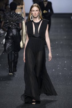 Milan, İtalya - Şubat 20: Bir model Show'da Alberta Ferretti, Milan moda hafta sonbahar/kış 2019/20 üzerinde 20 Şubat 2019, Milano, İtalya pist yürür.