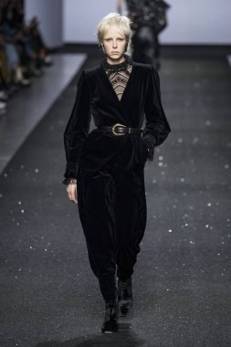 Milan, İtalya - Şubat 20: Bir model Show'da Alberta Ferretti, Milan moda hafta sonbahar/kış 2019/20 üzerinde 20 Şubat 2019, Milano, İtalya pist yürür.