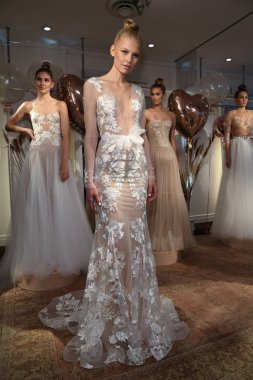 New York, Ny - 10 Nisan: New York Moda Haftası'nda Eisen Stein İlkbahar 2020 gelinlik sunumu sırasında elbise sunan modeller: Gelinlik Nisan'da 10, 2019 New York. 