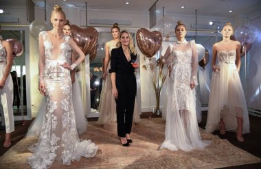 New York, NY-10 Nisan: Designer Eisen Stein ve modeller Eisen Stein Bahar sırasında poz New York moda haftası 2020 gelin sunumu: gelin 10 Nisan, 2019 NYC. 