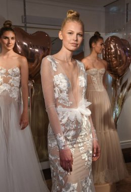 New York, Ny - 10 Nisan: New York Moda Haftası'nda Eisen Stein İlkbahar 2020 gelinlik sunumu sırasında elbise sunan modeller: Gelinlik Nisan'da 10, 2019 New York. 