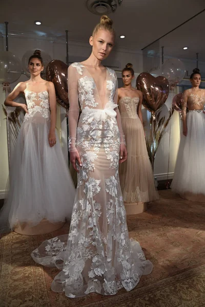 Нью Йорк Нью Йорк Апреля Модели Представляющие Платья Время Свадебной — стоковое фото