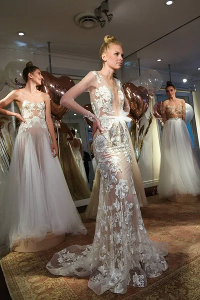 Nowy Jork Kwiecień Modele Przedstawiające Sukienki Podczas Eisen Stein Wiosna — Zdjęcie stockowe