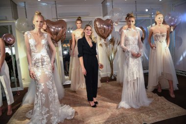 New York, NY-10 Nisan: Designer Eisen Stein ve modeller Eisen Stein Bahar sırasında poz New York moda haftası 2020 gelin sunumu: gelin 10 Nisan, 2019 NYC. 
