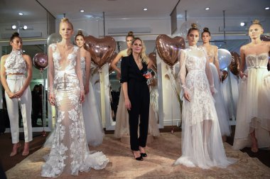 New York, NY-10 Nisan: Designer Eisen Stein ve modeller Eisen Stein Bahar sırasında poz New York moda haftası 2020 gelin sunumu: gelin 10 Nisan, 2019 NYC. 