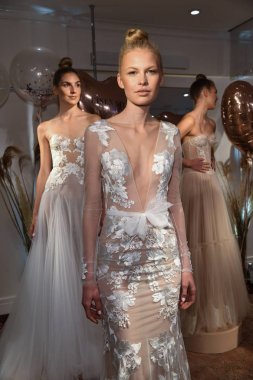 New York, Ny - 10 Nisan: New York Moda Haftası'nda Eisen Stein İlkbahar 2020 gelinlik sunumu sırasında elbise sunan modeller: Gelinlik Nisan'da 10, 2019 New York. 