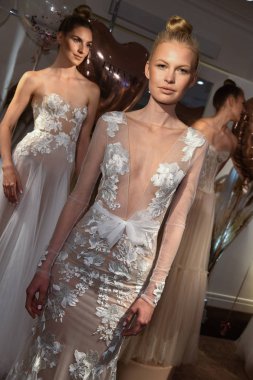 New York, Ny - 10 Nisan: New York Moda Haftası'nda Eisen Stein İlkbahar 2020 gelinlik sunumu sırasında elbise sunan modeller: Gelinlik Nisan'da 10, 2019 New York. 