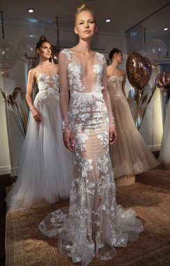 New York, Ny - 10 Nisan: New York Moda Haftası'nda Eisen Stein İlkbahar 2020 gelinlik sunumu sırasında elbise sunan modeller: Gelinlik Nisan'da 10, 2019 New York. 