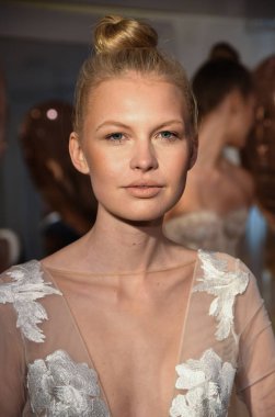 New York, Ny - 10 Nisan: New York Moda Haftası'nda Eisen Stein İlkbahar 2020 gelinlik sunumu sırasında elbise sunan modeller: Gelinlik Nisan'da 10, 2019 New York. 