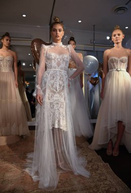 New York, Ny - 10 Nisan: New York Moda Haftası'nda Eisen Stein İlkbahar 2020 gelinlik sunumu sırasında elbise sunan modeller: Gelinlik Nisan'da 10, 2019 New York. 