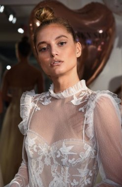 New York, Ny - 10 Nisan: New York Moda Haftası'nda Eisen Stein İlkbahar 2020 gelinlik sunumu sırasında elbise sunan modeller: Gelinlik Nisan'da 10, 2019 New York. 