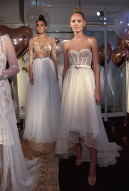 New York, Ny - 10 Nisan: New York Moda Haftası'nda Eisen Stein İlkbahar 2020 gelinlik sunumu sırasında elbise sunan modeller: Gelinlik Nisan'da 10, 2019 New York. 