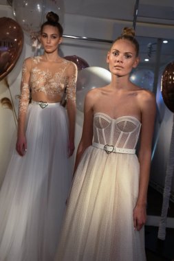 New York, Ny - 10 Nisan: New York Moda Haftası'nda Eisen Stein İlkbahar 2020 gelinlik sunumu sırasında elbise sunan modeller: Gelinlik Nisan'da 10, 2019 New York. 