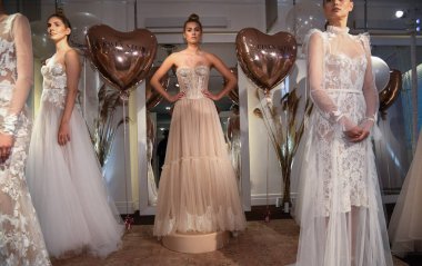 New York, Ny - 10 Nisan: New York Moda Haftası'nda Eisen Stein İlkbahar 2020 gelinlik sunumu sırasında elbise sunan modeller: Gelinlik Nisan'da 10, 2019 New York. 