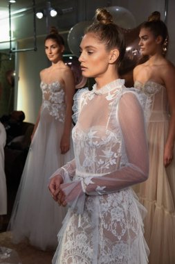 New York, Ny - 10 Nisan: New York Moda Haftası'nda Eisen Stein İlkbahar 2020 gelinlik sunumu sırasında elbise sunan modeller: Gelinlik Nisan'da 10, 2019 New York. 