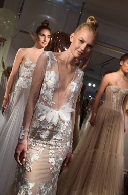 New York, Ny - 10 Nisan: New York Moda Haftası'nda Eisen Stein İlkbahar 2020 gelinlik sunumu sırasında elbise sunan modeller: Gelinlik Nisan'da 10, 2019 New York. 