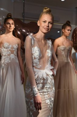 New York, Ny - 10 Nisan: New York Moda Haftası'nda Eisen Stein İlkbahar 2020 gelinlik sunumu sırasında elbise sunan modeller: Gelinlik Nisan'da 10, 2019 New York. 