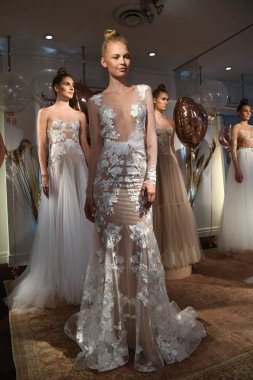 New York, Ny - 10 Nisan: New York Moda Haftası'nda Eisen Stein İlkbahar 2020 gelinlik sunumu sırasında elbise sunan modeller: Gelinlik Nisan'da 10, 2019 New York. 