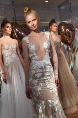 New York, Ny - 10 Nisan: New York Moda Haftası'nda Eisen Stein İlkbahar 2020 gelinlik sunumu sırasında elbise sunan modeller: Gelinlik Nisan'da 10, 2019 New York. 