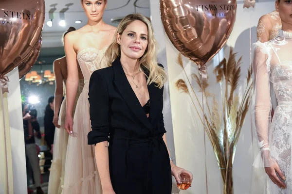 New York, NY-10 Nisan: Designer Eisen Stein ve modeller Eisen Stein Bahar sırasında poz New York moda haftası 2020 gelin sunumu: gelin 10 Nisan, 2019 NYC. 