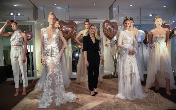 4月10日 设计师艾森 斯坦和模特在纽约时装周上的艾森 斯坦2020年春季婚礼期间摆姿势 2019年4月10日在纽约的新娘在尼克 — 图库照片