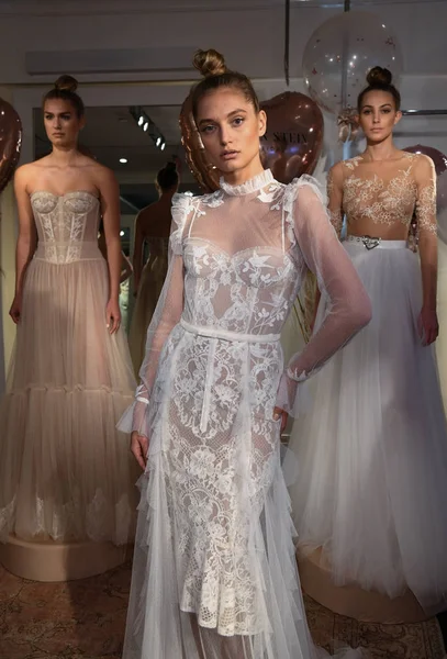 New York, Ny - 10 Nisan: New York Moda Haftası'nda Eisen Stein İlkbahar 2020 gelinlik sunumu sırasında elbise sunan modeller: Gelinlik Nisan'da 10, 2019 New York. 