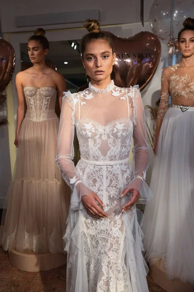 Нью Йорк Нью Йорк Апреля Модели Представляющие Платья Время Свадебной — стоковое фото