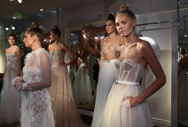 Nueva York Abril Modelos Presentando Vestidos Durante Presentación Nupcial Eisen — Foto de Stock