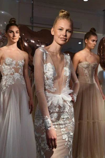 ニューヨーク ニューヨーク 月10日 英泉スタインスプリング2020の間にドレスを提示するモデル ニューヨーク ファッション ウィークのブライダル プレゼンテーション 月10日のブライダル ニューヨーク市の2019 — ストック写真