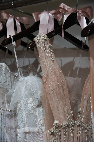 New York Avril Robes Sur Cintres Lors Présentation Nuptiale Eisen — Photo