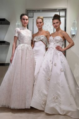 New York, NY-10 Nisan: model New York moda haftası 'nda Gracy Accad Spring 2020 gelin sunumu sırasında elbiseler sunan: gelin 10 Nisan, 2019 NYC.