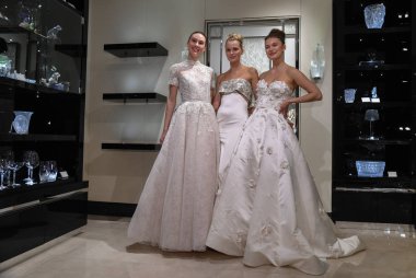 New York, NY-10 Nisan: model New York moda haftası 'nda Gracy Accad Spring 2020 gelin sunumu sırasında elbiseler sunan: gelin 10 Nisan, 2019 NYC.