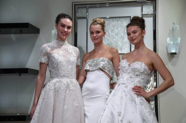 New York, NY-10 Nisan: model New York moda haftası 'nda Gracy Accad Spring 2020 gelin sunumu sırasında elbiseler sunan: gelin 10 Nisan, 2019 NYC.