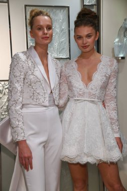 New York, NY-10 Nisan: model New York moda haftası 'nda Gracy Accad Spring 2020 gelin sunumu sırasında elbiseler sunan: gelin 10 Nisan, 2019 NYC.