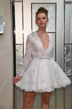 New York, NY-10 Nisan: model Katya Kulyzhka Gracy Accad Bahar sırasında gelin elbisesi sunan 2020 Nisan 'da Blumingdales NY de gelin sunumu 10, 2019 NYC.