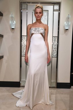 New York, NY-Nisan 10: model tanıtımı elbiseler Gracy Accad Bahar sırasında New York moda haftası 2020 gelin sunumu: gelin on Nisan 10, 2019 NYC.