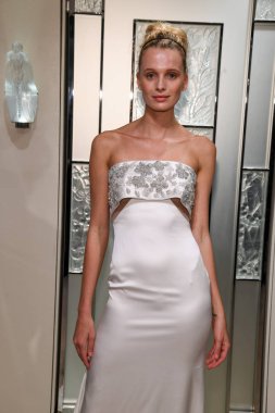 New York, NY-Nisan 10: model tanıtımı elbiseler Gracy Accad Bahar sırasında New York moda haftası 2020 gelin sunumu: gelin on Nisan 10, 2019 NYC.