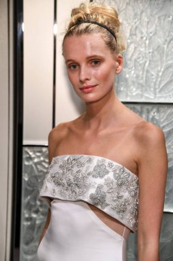 New York, NY-Nisan 10: model tanıtımı elbiseler Gracy Accad Bahar sırasında New York moda haftası 2020 gelin sunumu: gelin on Nisan 10, 2019 NYC.