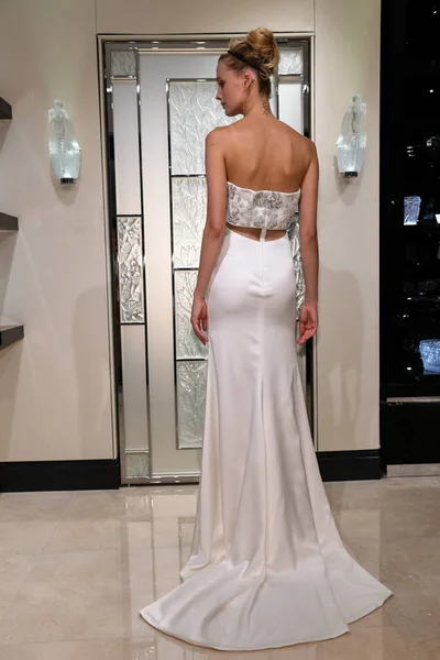 ニューヨーク ニューヨーク モデルは エムズグレィシーの間にドレスを提示 Accad 春2020ニューヨークファッションウィークのブライダルプレゼンテーション 月10日のブライダル Nyc で2019 — ストック写真