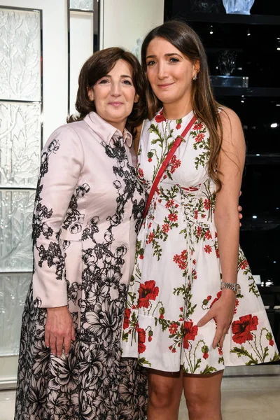 T随时 10日 Gracy Acad 和她的母亲在2020年度春季婚礼期间摆姿势拍照 2019年4月10日在纽约的 Blumingdales — 图库照片
