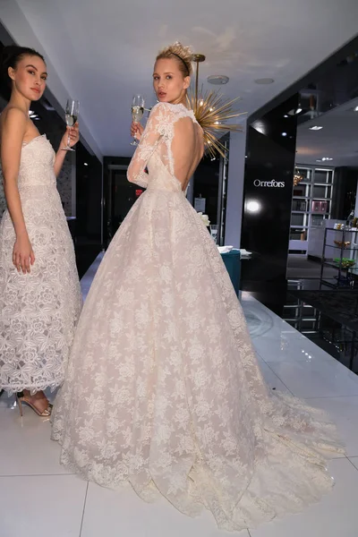 4月10日 模特们在纽约时装周上的格雷西 阿卡德2020春季婚礼上展示礼服 2019年4月10日在纽约的新娘 — 图库照片