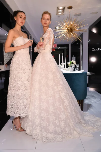 New York April Models Milena Garbo Heather Aboff Presenting Dresses — 图库照片