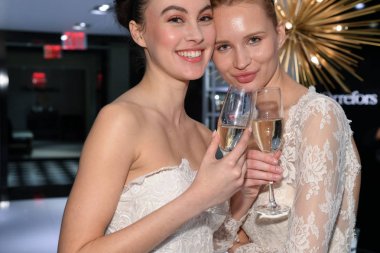 New York, NY-10 Nisan: models Milena Garbo (R) ve Heather Aboff (L) Ağustos 'ta Blumingdales mağazasında Gracy Accad Spring 2020 gelin sunumu sırasında elbiseler sunulması 10, 2019 NYC.