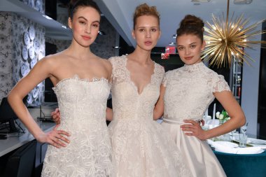 New York, NY-Nisan 10: modelleri sunan elbiseler Gracy Accad Spring 2020 Nisan 'da Blumingdales deposunda gelin sunumu sırasında 10, 2019 NYC.