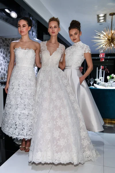 4月10日 模特们在2019年4月10日在纽约的 Blumingdales 商店举行的 Gracy Accad 2020 新娘婚礼上展示礼服 — 图库照片